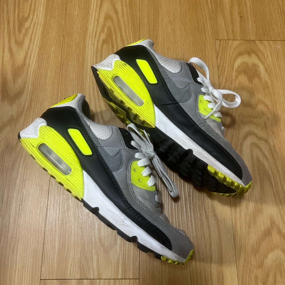 NIKE SNEAKERS- USED ONCE WOMENS SIZE 8
